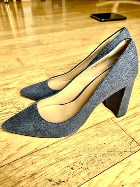 9 Banana Republic Textured Pointed-Toe Block-Heels in Navy 4” heel